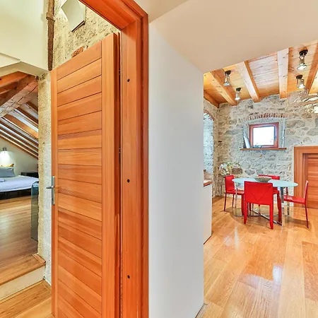 Augubio Penthouse Apartman *